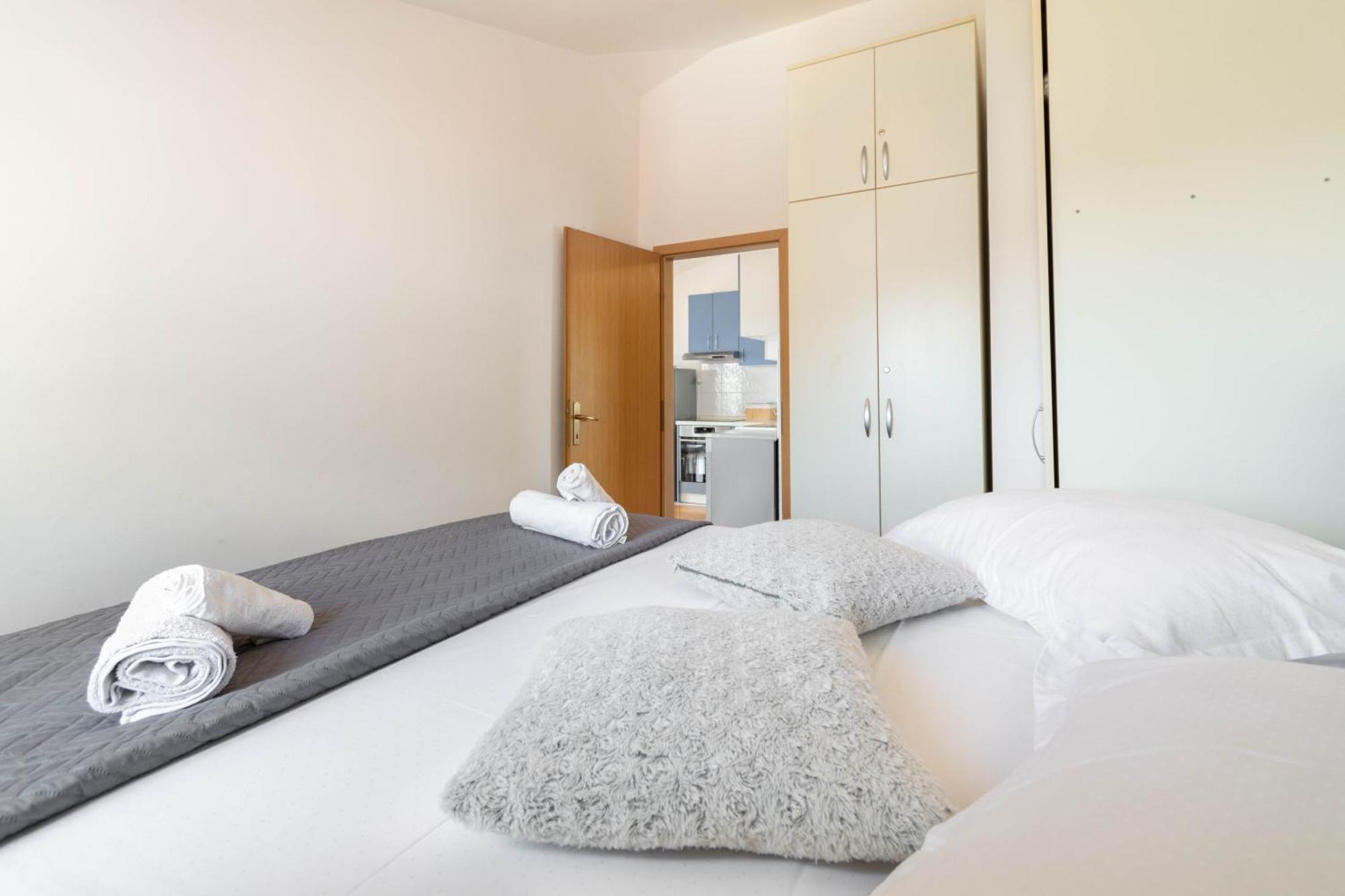 Apartments 30 m from Beach,Makarska Exteriör bild